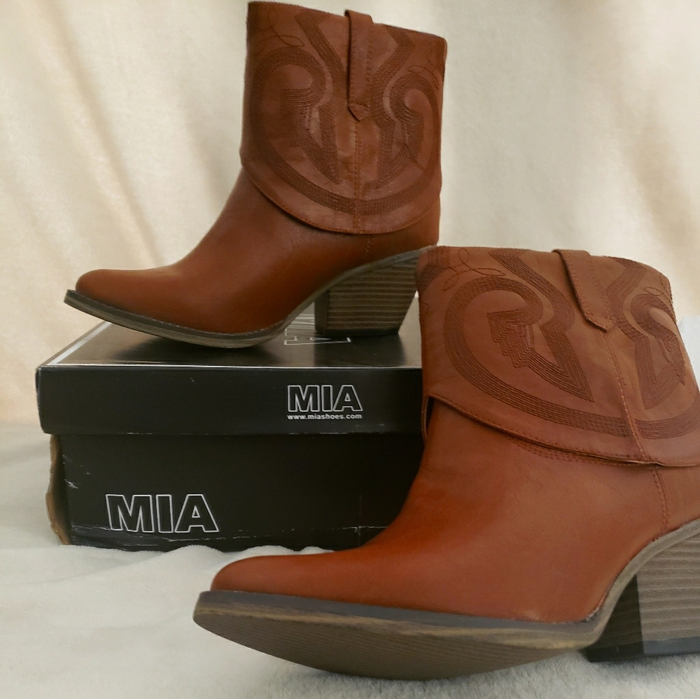 Brand New MIA low heel leather brown boot